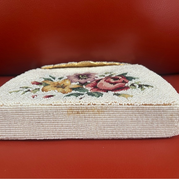Vintage 1960’s white beaded purse with embroidered flowers & scalloped closure. - Picture 11 of 11
